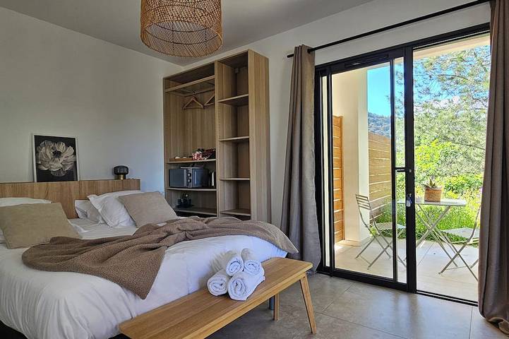 Gîte pour 2 personnes, avec terrasse ainsi que piscine et jardin à Olmiccia - 3