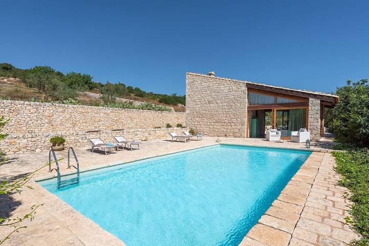 Villa for 6 people, with yard, with pets in Ragusa