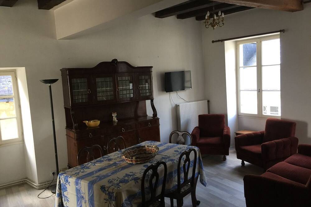 Ganze Wohnung, Möblierte 2-Zimmer-Wohnung in Chinon im Herzen der mittelalterlichen Stadt.
R + 2 in Chinon, Loire-Tal