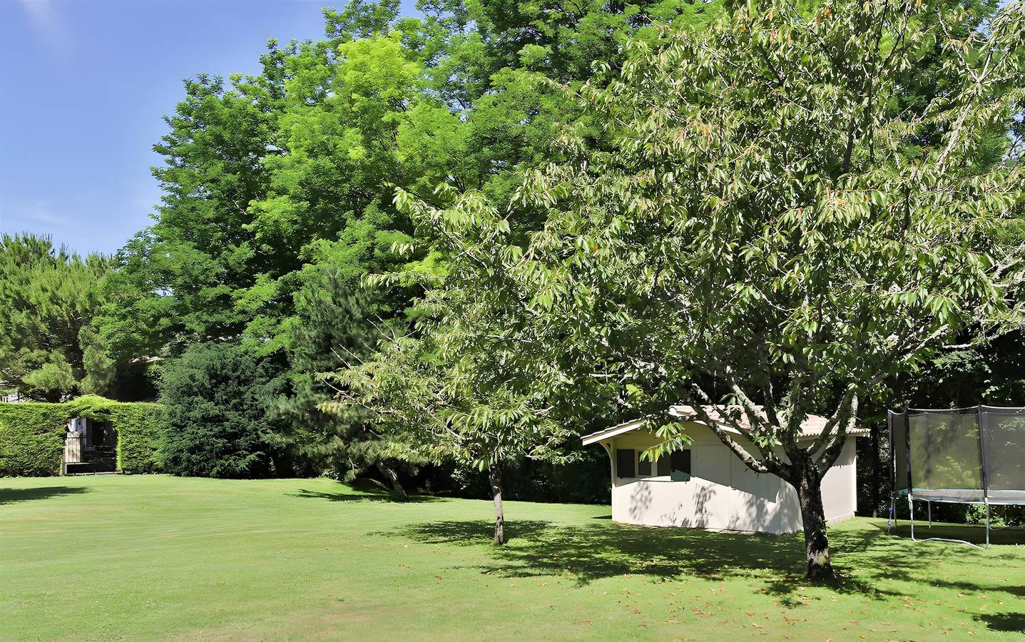 Gîte L'authentic : maison de vacances avec terrasse partagée, Wi-Fi et climatisation in Puisseguin, Région de Libourne