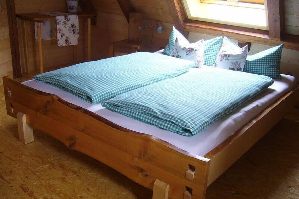 Ganze Wohnung, Großes Nest | Fewo für 4 Personen mit Möbeln aus eigener Werkstatt in Creglingen, Taubertal