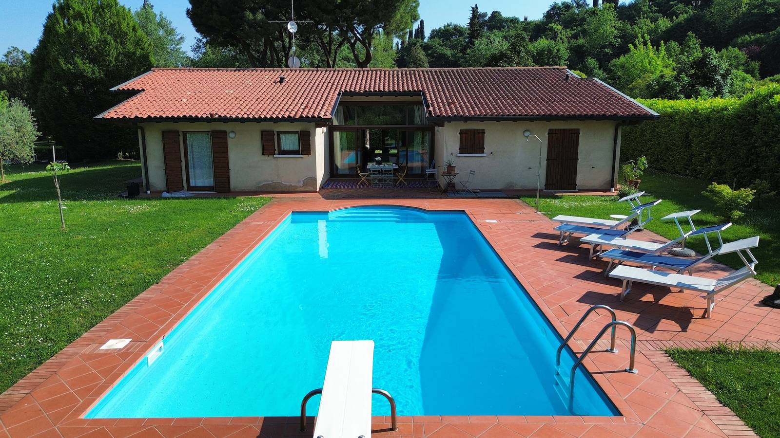 Villa Paradiso by Bookinggardalake in San Felice del Benaco, Montañas Garda