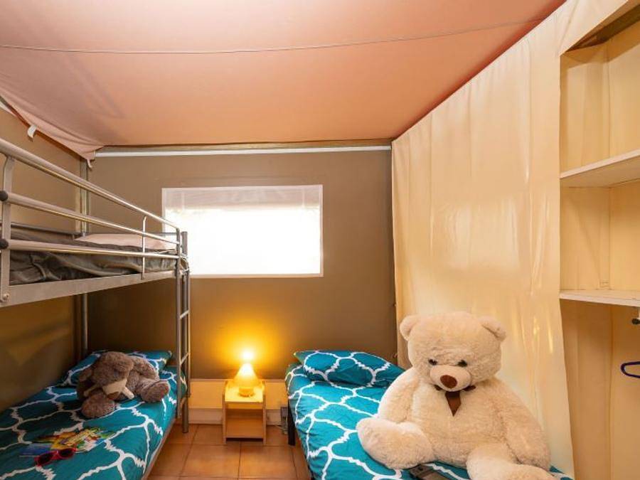 Camping Le Lac Des Sapins  - Tente en toile et en bois 5 personnes - Lodge 2 chambres 5 pers in Saint-Victor-sur-Rhins, Région de Roanne