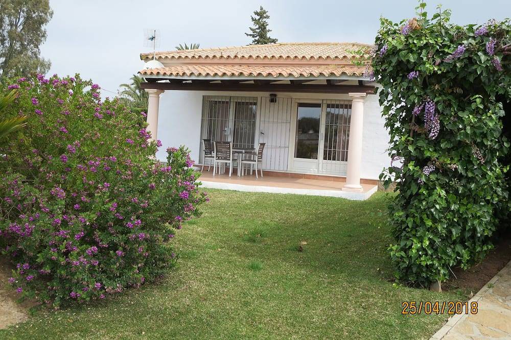 Comfortable holiday home Aura Maris in a quiet, beautiful garden in Conil de la Frontera, Costa de la Luz