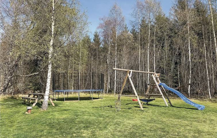 Hus för 8 Personer med trädgård in Erska distrikt, Alingsås region