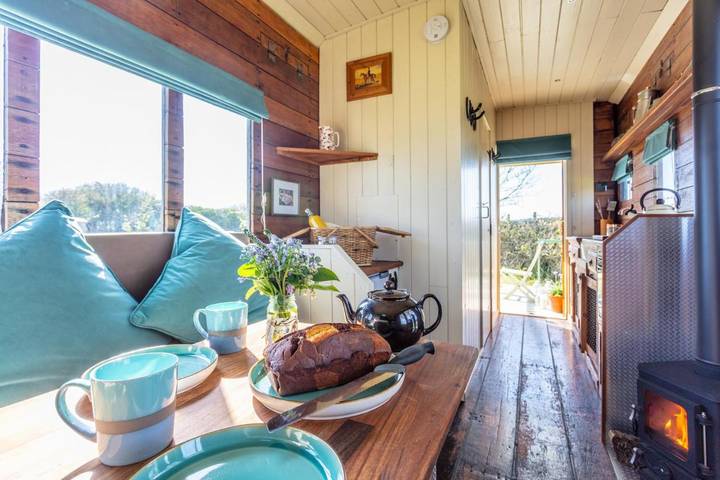 Glamping for 4 people, with terrace and view as well as garden in Wiltshire