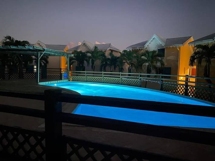 Appartement de vacances pour 3 personnes, avec jardin ainsi que terrasse et piscine