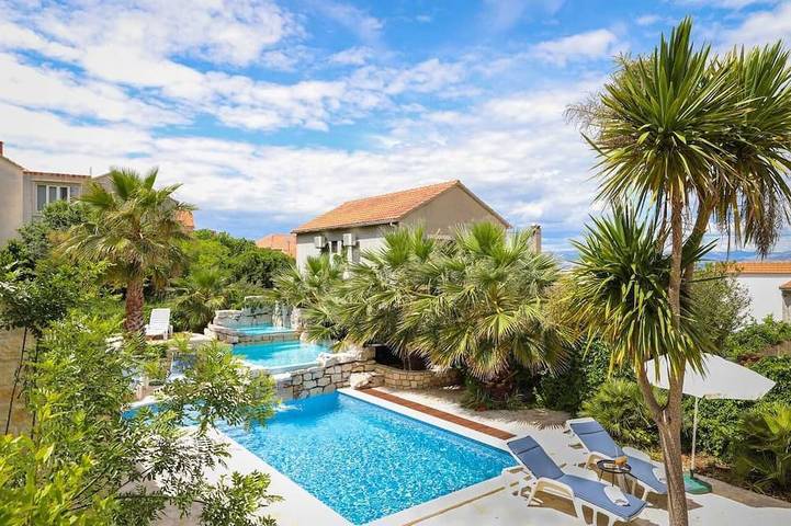 Villa für 14 Personen, mit Whirlpool und Garten sowie Terrasse - 1