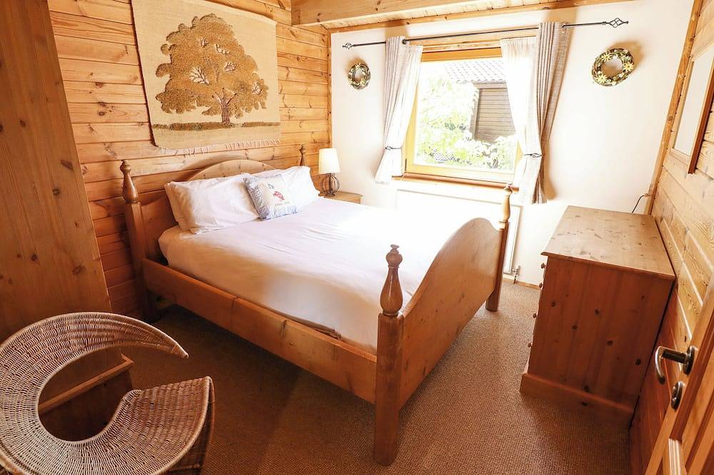 Jemima Lodge, pet friendly, with hot tub in Tattershall in Tattershall, Lincolnshire