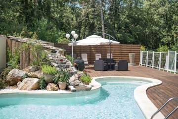 Chambre d’hôte pour 2 personnes, avec jardin ainsi que vue et terrasse à Nans-les-Pins