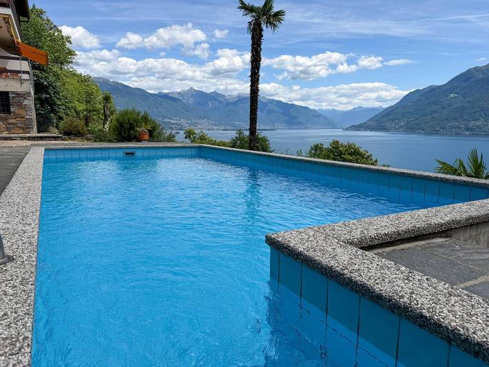 Ferienwohnung für 4 Personen, mit Balkon und Pool sowie Seeblick und Ausblick in Brissago