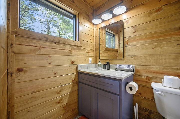 Log cabin for 12 people, with balcony and hot tub in Hochatown