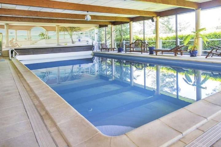 Location de vacances pour 11 personnes, avec Balcon et Terrasse ainsi que Jardin et Piscine à Chambray (homonymie)
