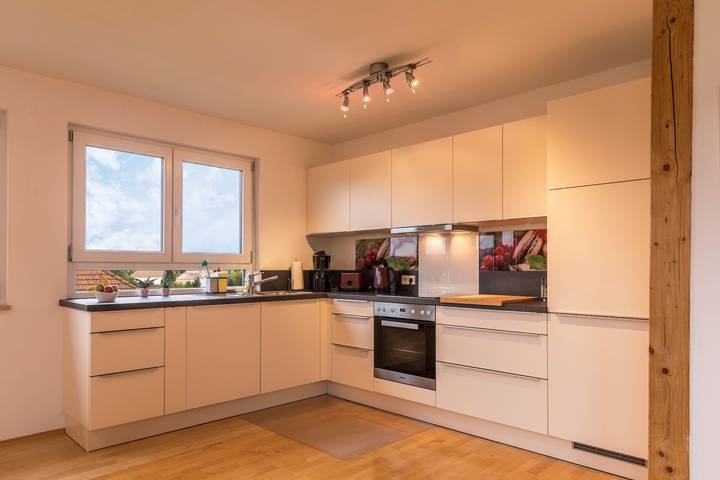 Entire apartment, Newly Renovated Apartment “Ferienwohnung Jansen” with Wi-Fi, Balcony & Loggia; Parking Available in Ebenweiler, Region Bodensee-Oberschwaben