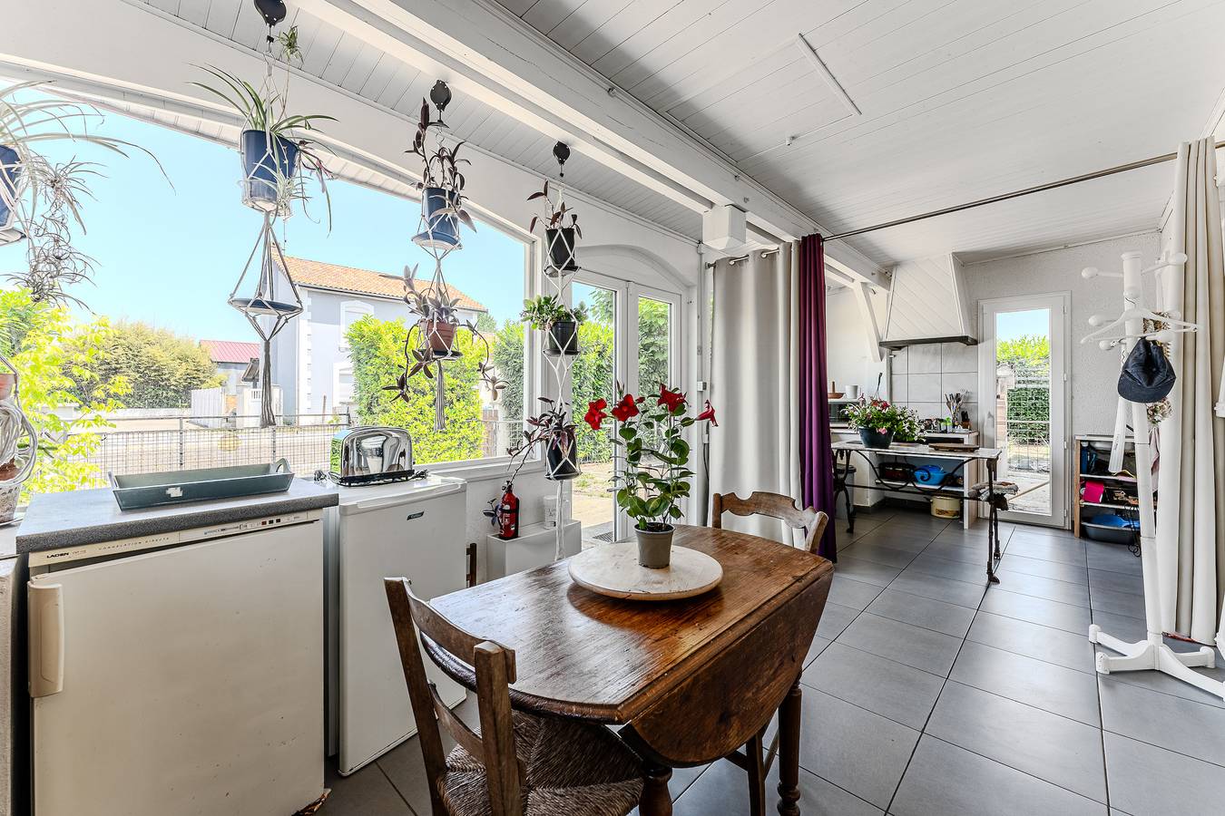 Estudio entero, Estudio 'Le De La Gare' con terraza privada y Wi-Fi, cerca del océano in Saint-Julien-en-Born, Côte d’Argent