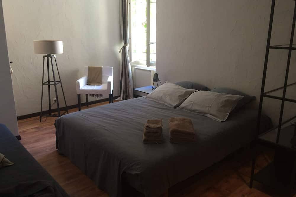 Lauris ( 5 min Lourmarin) : gîte de charme ouvert à l'année ( capacité 9 pers) in Lauris, Parc naturel régional du Luberon