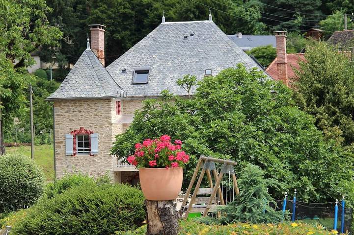 Location de vacances pour 15 personnes, avec Jardin à Altillac