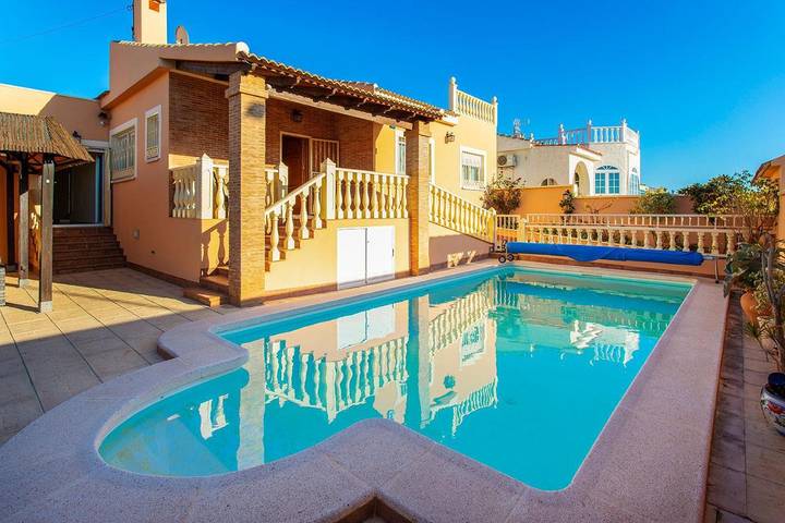 Chalet para 8 personas, con Balcón y Terraza además de Jardín y Piscina en El Chaparral