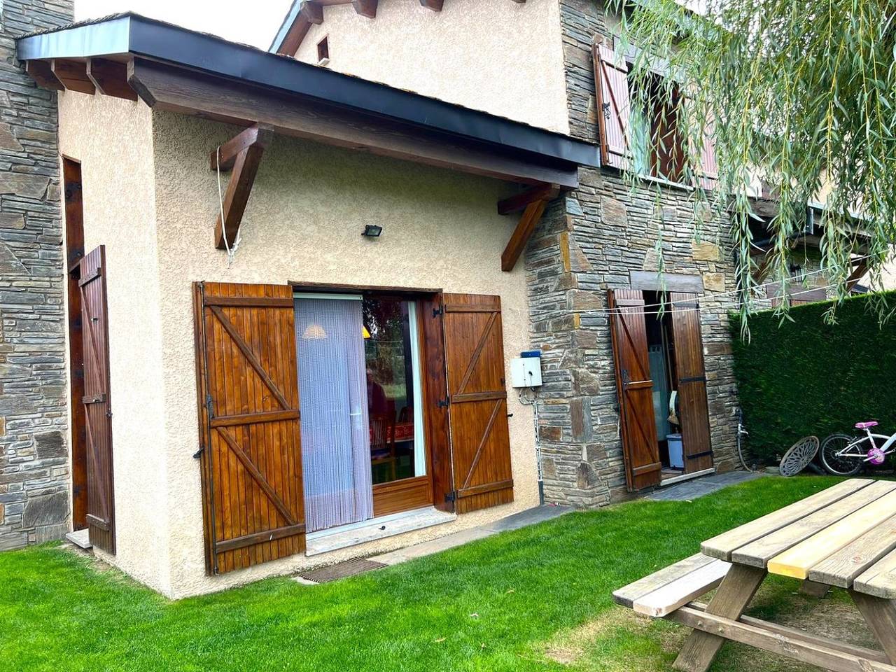 Mitoyenne 4 ch. Jardin Privé, Cheminée, Vues et Wifi in Sainte-Léocadie, Parc naturel régional des Pyrénées catalanes