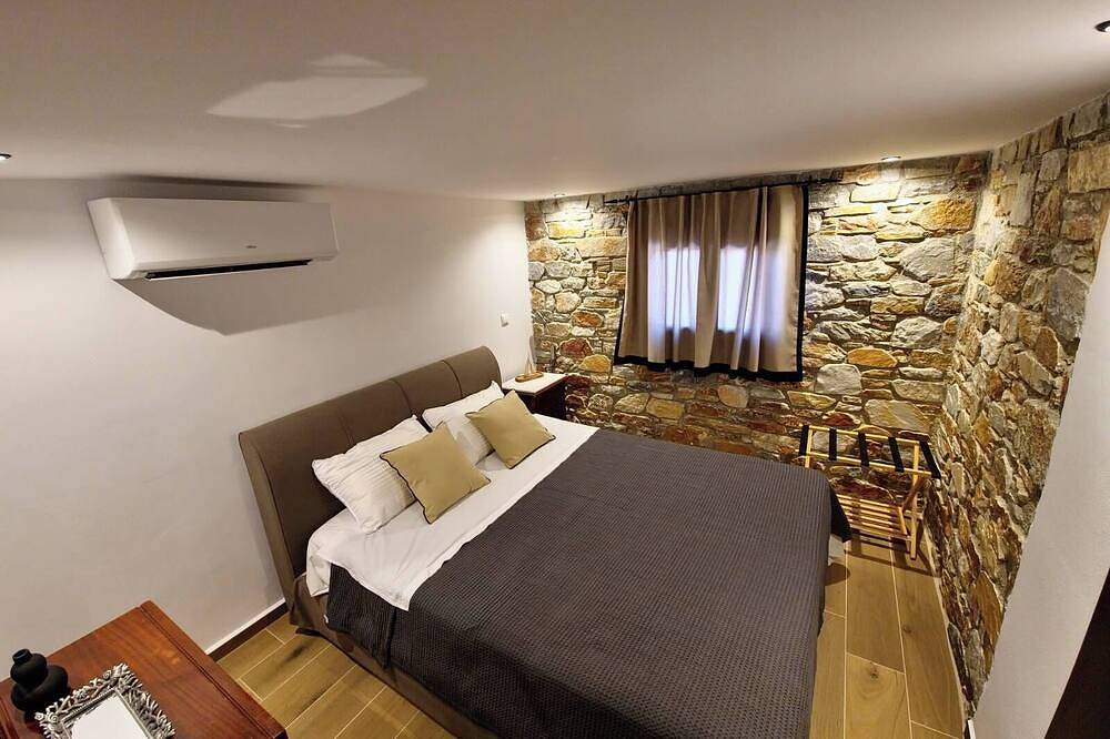 Villa Camellia is a beautiful stone house overlooking the sea. in Poseidonia, Syros