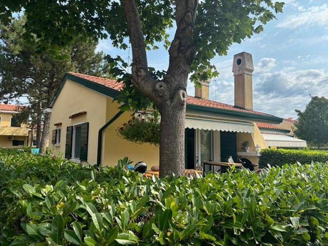 Casa vacanza per 5 persone, con piscina e piscina per bambini nonché giardino e panorama in Bibione