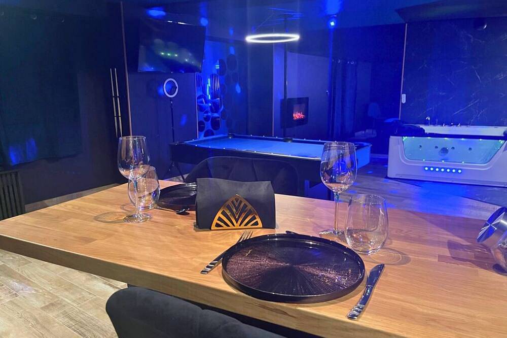 Entire apartment, **Romantic Suite: Private Spa and Pool Table** in Niort, Niort region