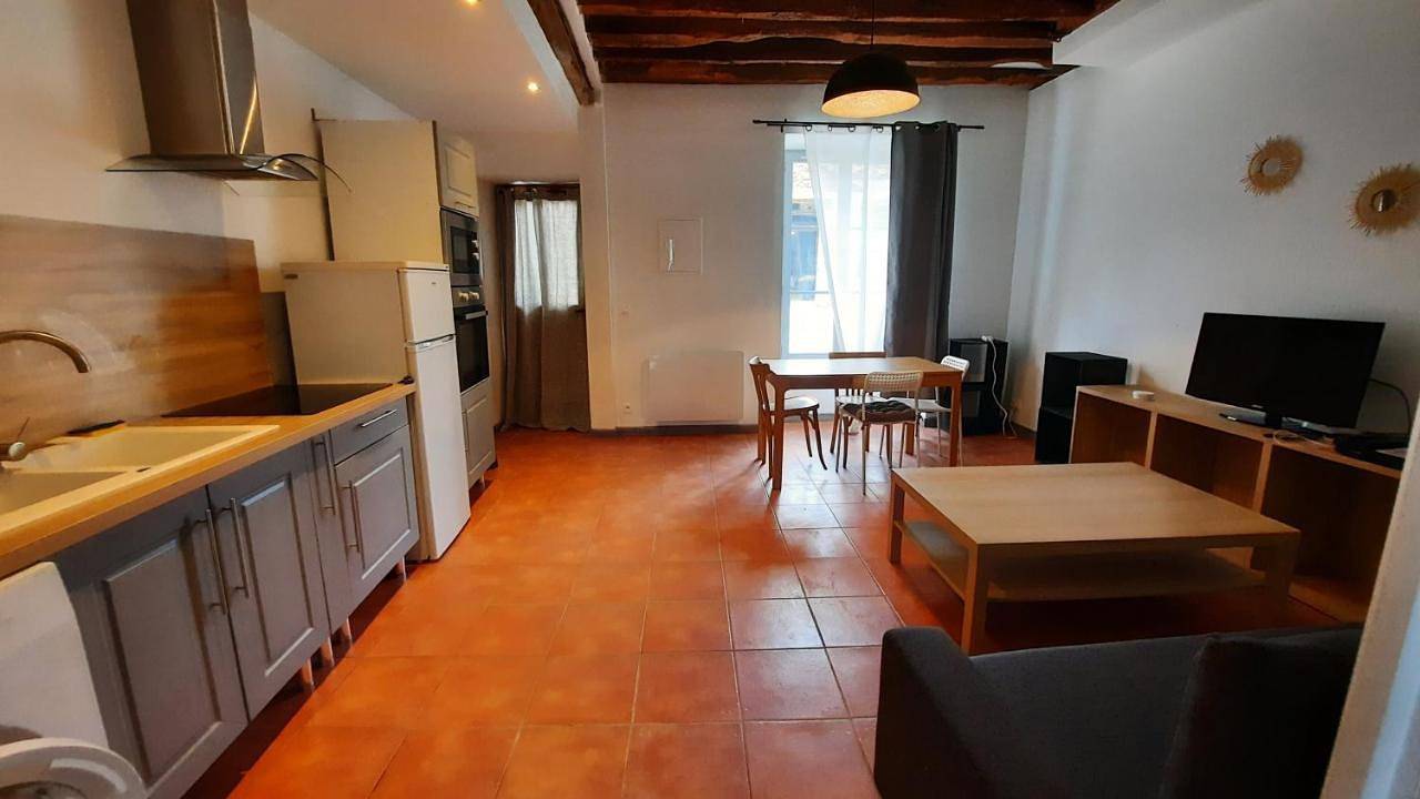 Appartement entier, One-Bedroom Apartment in Villiers-le-Bâcle, Essonne