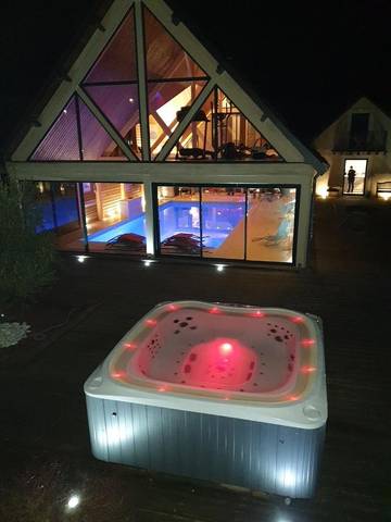 Cottage pour 12 personnes, avec jardin ainsi que piscine et jacuzzi à La Chartre-sur-le-Loir