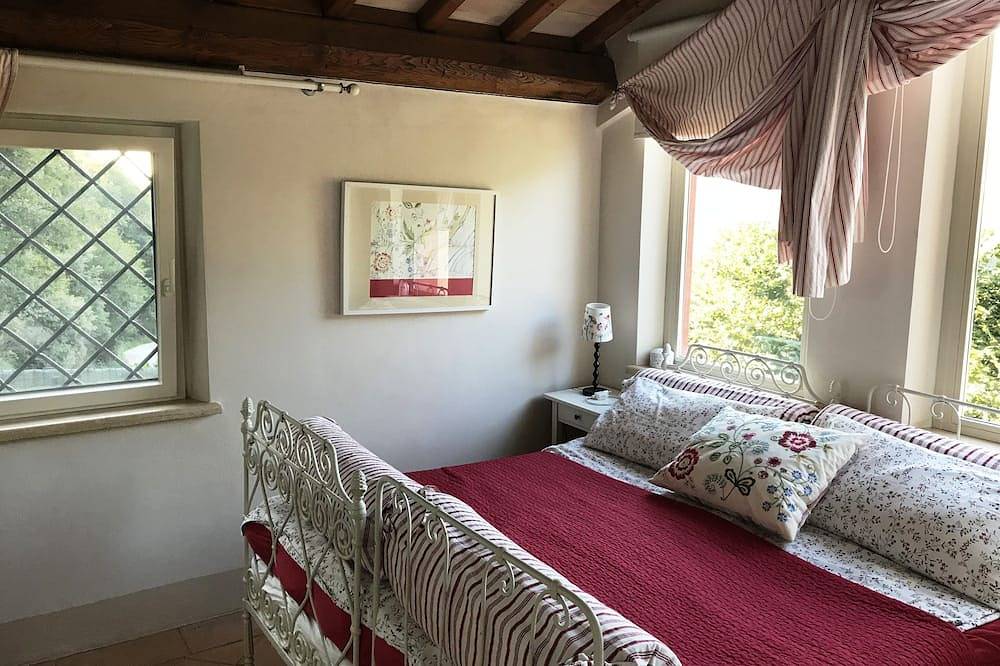 The red house on the roman arch with private pool all for you in Otricoli, Provincia de Terni