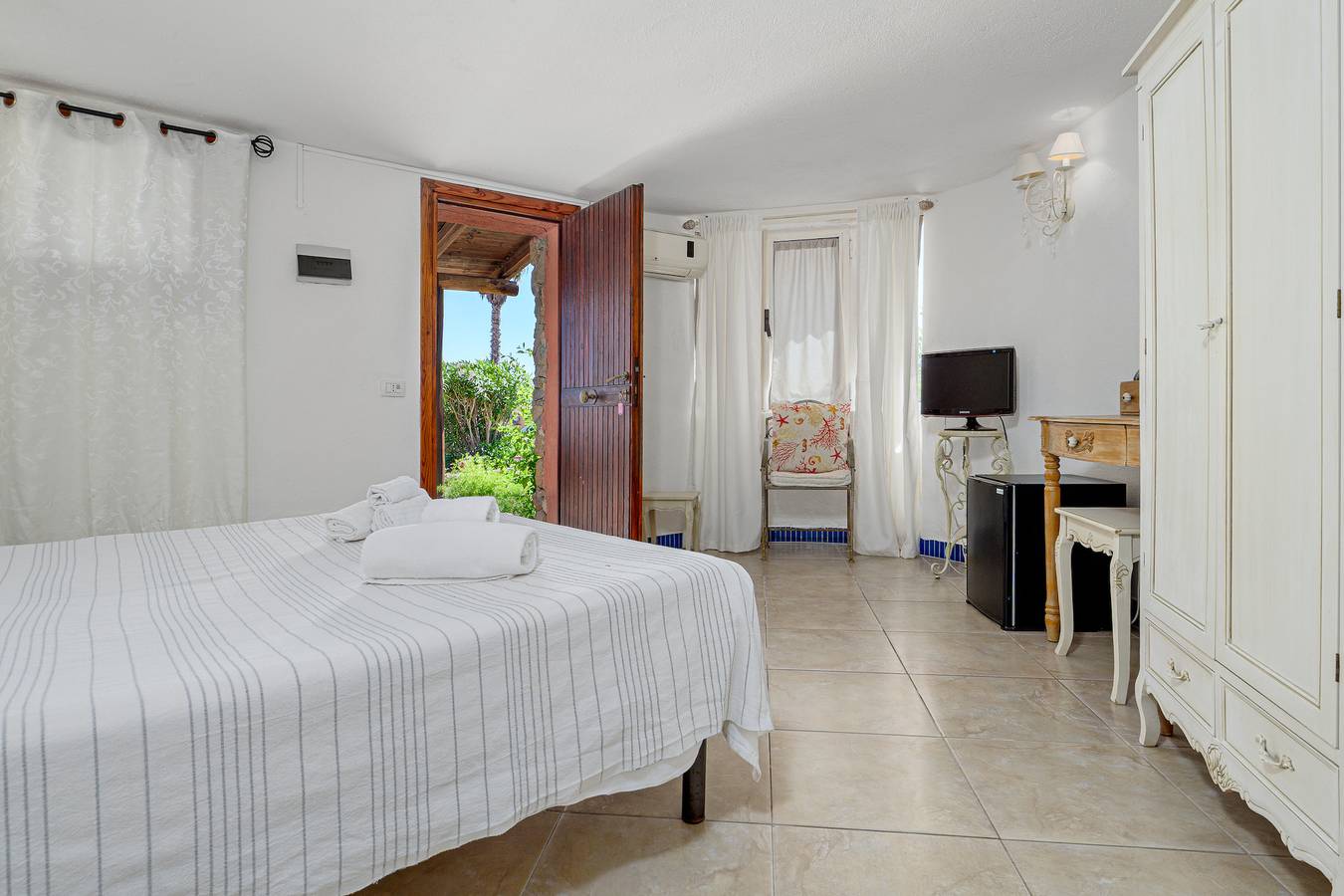 Zimmer 'M1 Bouganville Vista Mare' mit Meerblick, Gemeinschaftspool und privater Terrasse in Villaggio Marineledda, Costa Smeralda