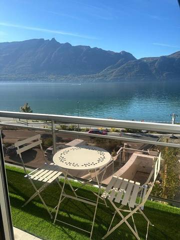 Gîte pour 4 personnes, avec vue ainsi que terrasse et vue sur le lac, animaux acceptés à Tresserve