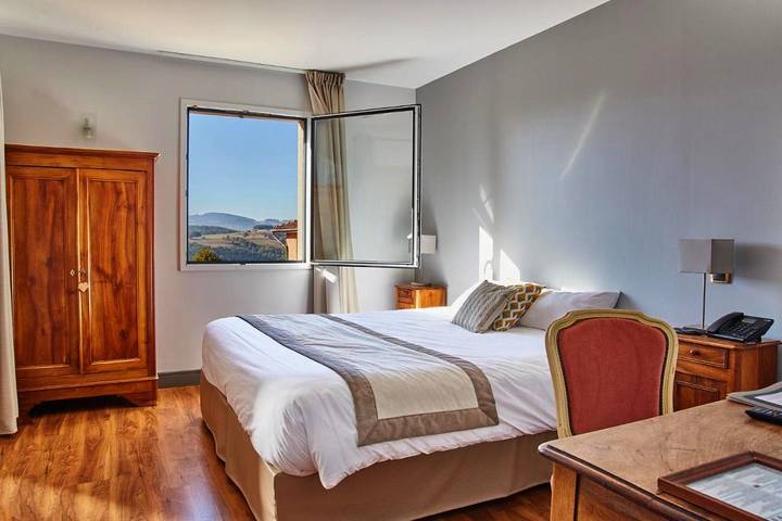 Hôtel pour 3 personnes, avec Terrasse et Jardin ainsi que Piscine et Sauna à Brullioles