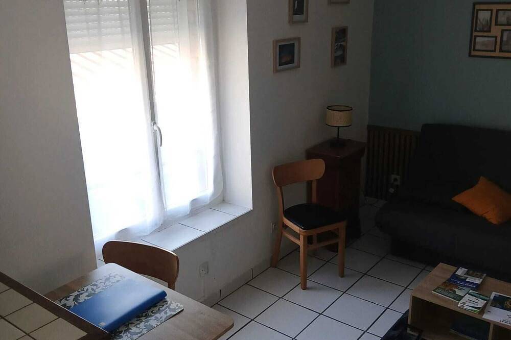 Entire apartment, Homerez - Cozy Studio in Sedan with Fenced Garden 22 m² in Sedan, Ardennes