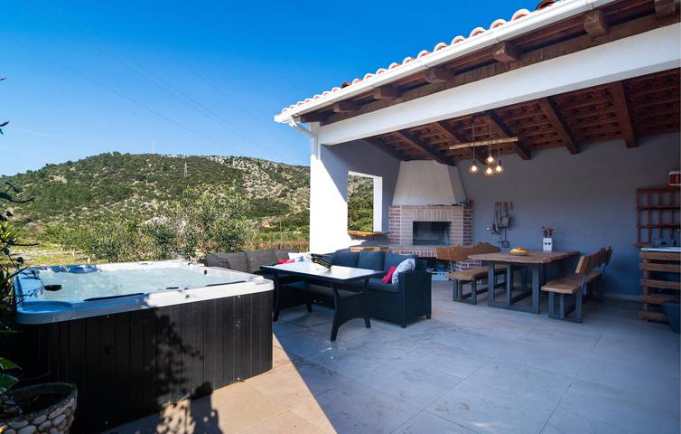 Charmantes Apartment mit Terrasse, WLAN und Strandzugang in 2 km Entfernung in Dol (Postira), Postira
