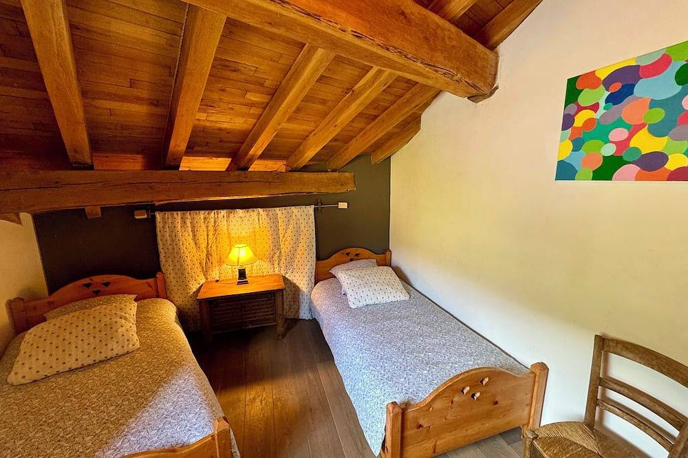 Chalet du chat - 10 couchages, cheminée, jacuzzi, piscine, parking in Séez, Région d'Albertville