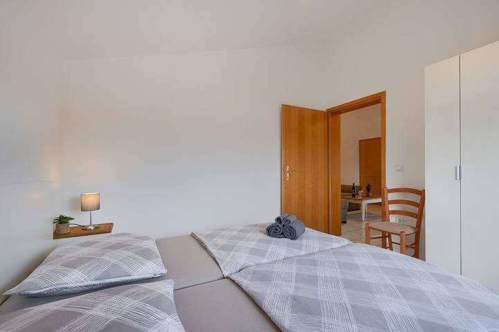Entire apartment, Beautiful spacious apartment (No. 4) with 2 bedrooms 300m to the beach in Poreč, Grad Poreč