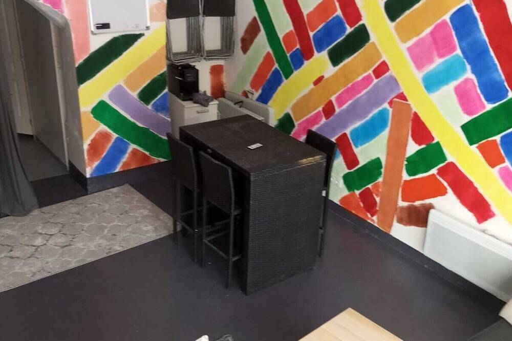 Hostel close to shops, fast food, bars, buses. Ideal for families in Bagnols-sur-Cèze, Nimes und Umgebung