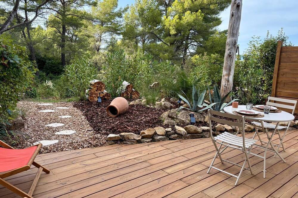 Ganze Wohnung, Studio Essaouira at Panorea Garden - Moroccan ambience with private terrace in Le Beausset, Toulon Region