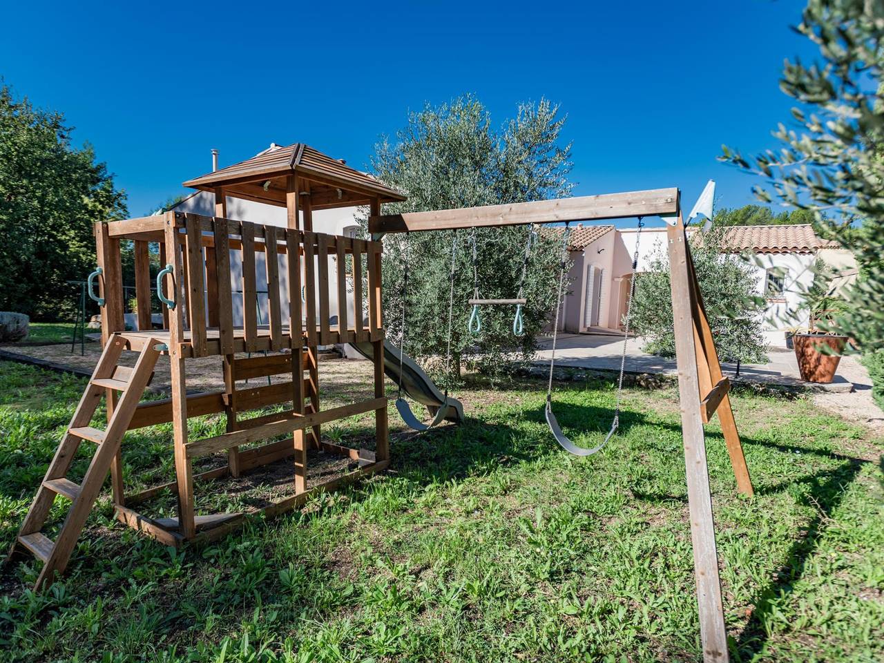 Ferienhaus mit Klima, Schwimmbad und Dorfnähe in Saint-Antonin-du-Var, Brignoles Region