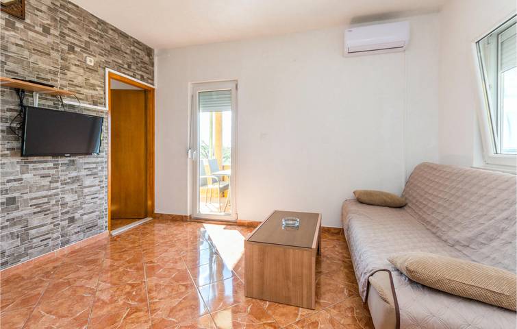 Charmante Ferienwohnung mit Pool, Terrasse und WLAN-Zugang in Pakostane, Zadar