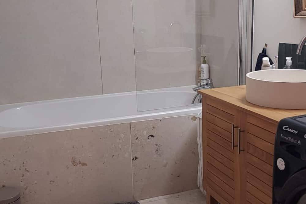 Appartement entier, Appartement de charme - Vue collines - 30min Lac de Ste Croix - Animaux acceptés in Salernes, Région de Draguignan