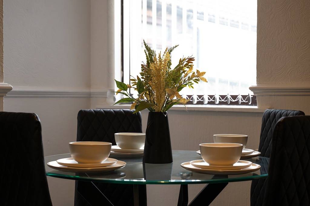 4-bed - Sleeps 8- Free Parking - Pet Friendly in Stoke-on-Trent, Midlands