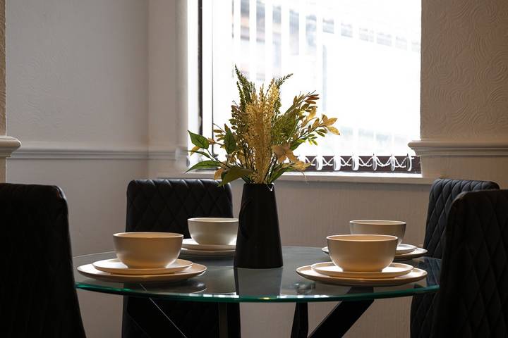 4-bed - Sleeps 8- Free Parking - Pet Friendly in Stoke-on-Trent, Midlands