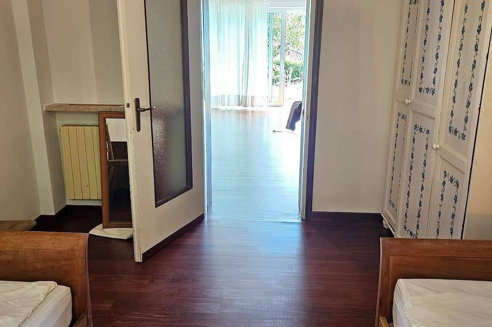 Ganze Wohnung, Elegantes Domizil mit Seeblick, Terasse, Garten, Privatstrand der Gemeinschaft in Brusimpiano Gemeinde, Luganer See (Lombardei)