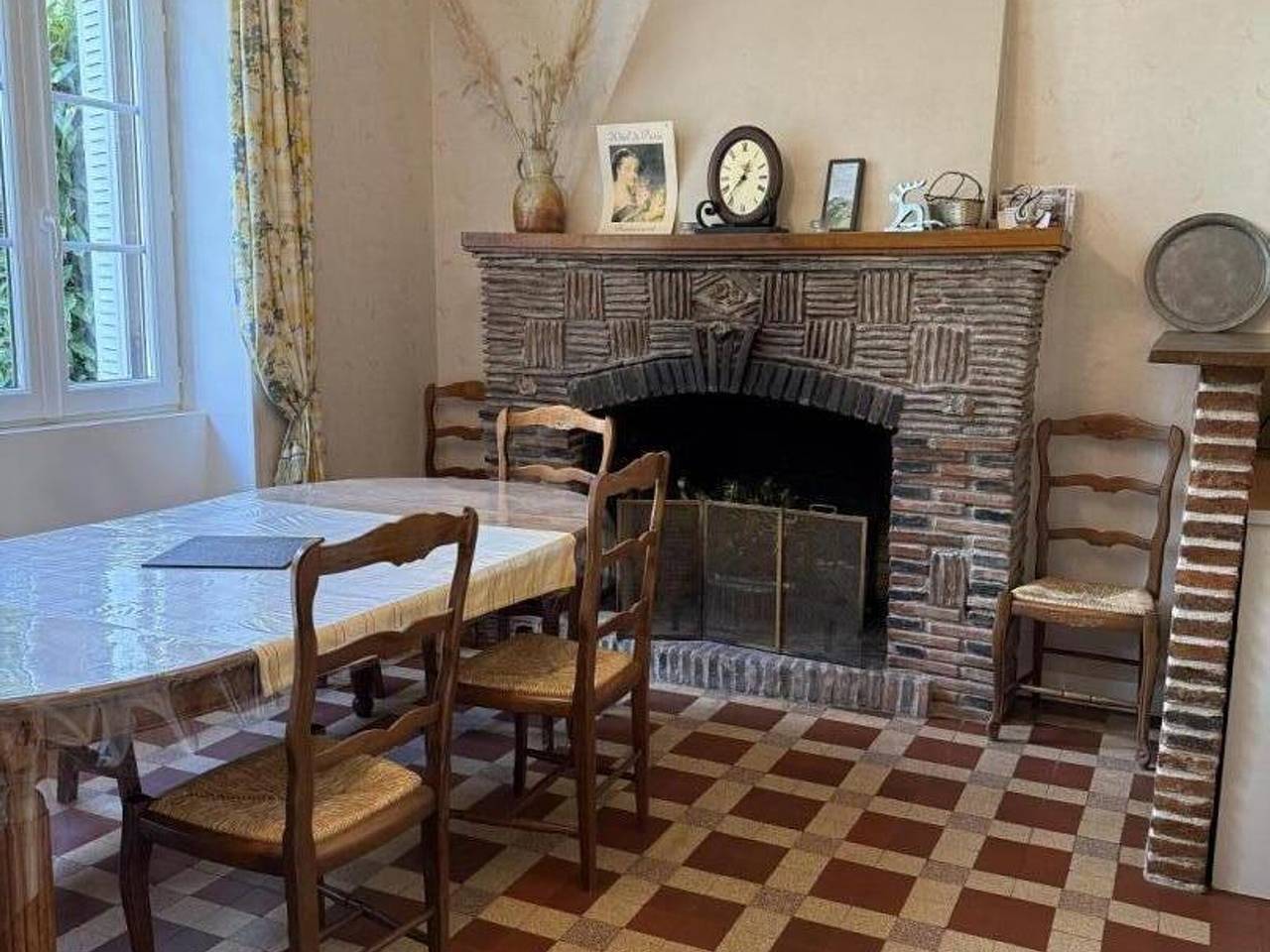 19th-century mansion, 5 bedrooms, pets allowed, garden in Gipcy, Allier