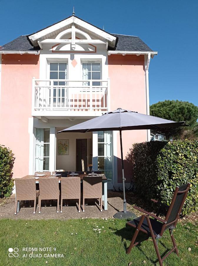 Maison de vacances pour 8 personnes, avec vue et jardin ainsi que bassin pour enfant et piscine, animaux acceptés
