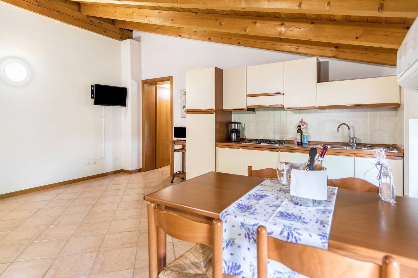 Geheel appartement, Appartement "Agriturismo Colombare Teboi Bilo" met Uitzicht op de Bergen, Gedeeld Zwembad & Wifi in Lazise, Garda Bergen