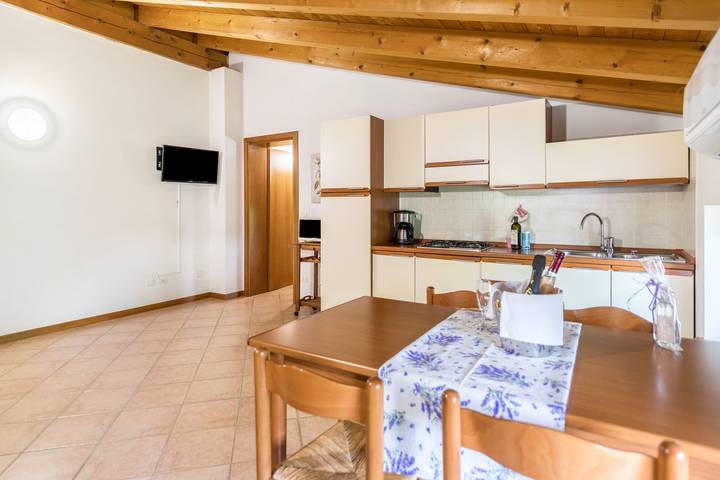 Appartamento intero, Appartamento "Agriturismo Colombare Teboi Bilo" con vista sulle montagne, piscina in comune e Wi-Fi in Lazise, Prealpi Gardesane
