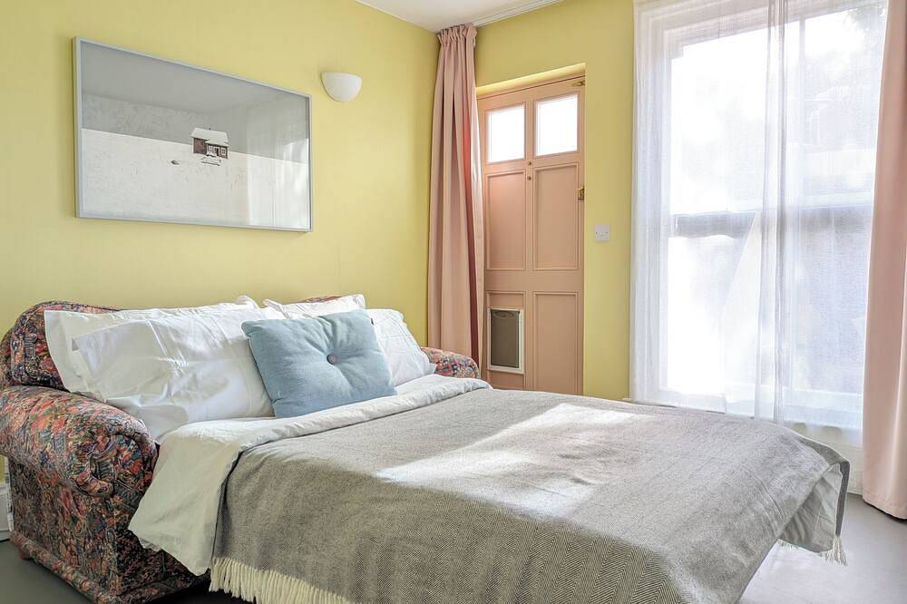 Cozy hideaway w/super fast wifi, minutes from great food places, dog friendly in Botany Bay, Kent