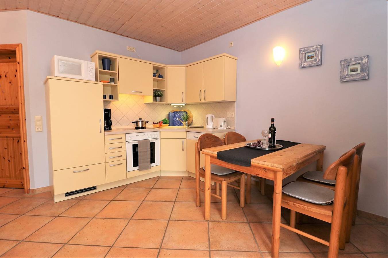 Ganze Wohnung, Ferienwohnung mit Balkon direkt hinter dem Deich in Ostseebad Wustrow, Wustrow
